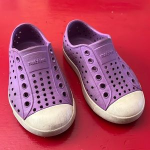 Native toddler light purple water shoes